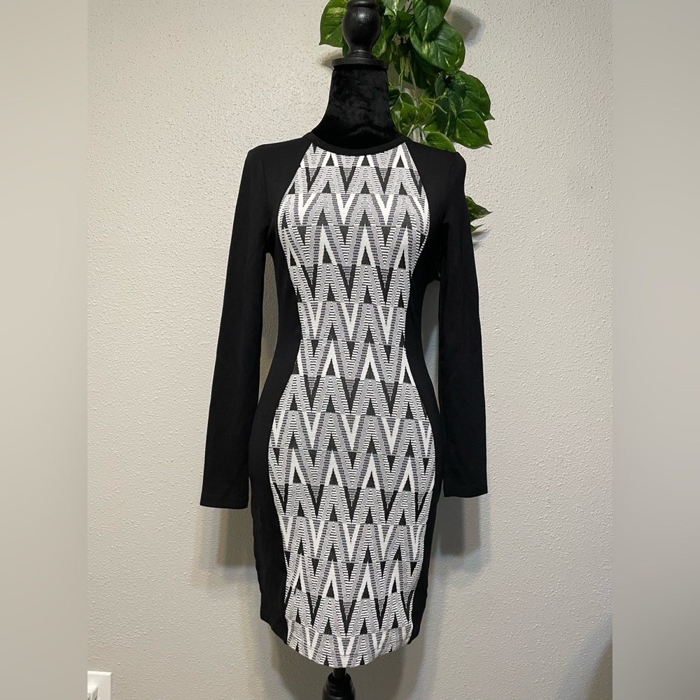 H&M Elegant long sleeve dress size 4 grometric design-black and white